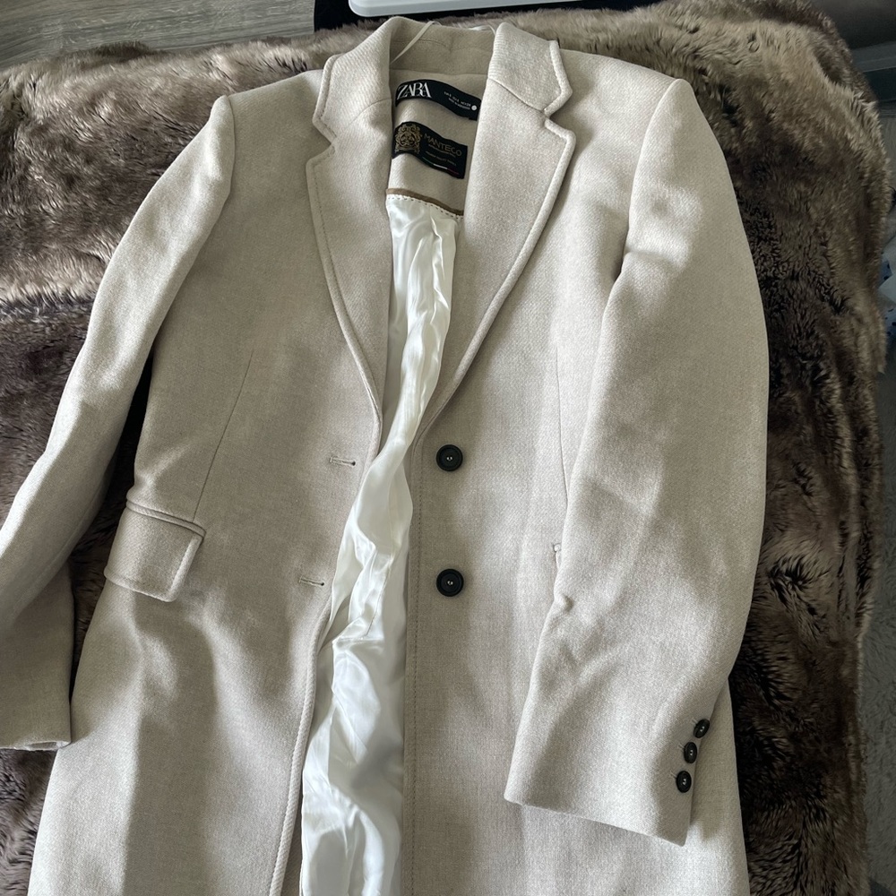 New without tag Zara coat. Tan.
